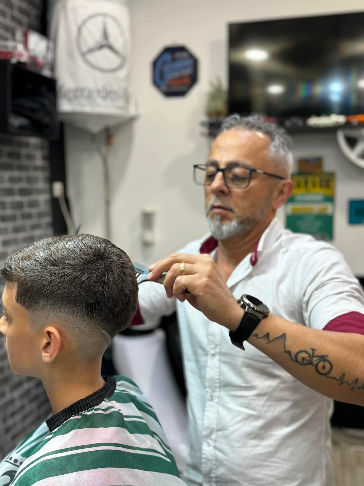 Corte de cabelo com máquina na Barbearia Sr. Dudu